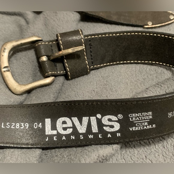 Levi's Other - Levi’s leather belt - unisex